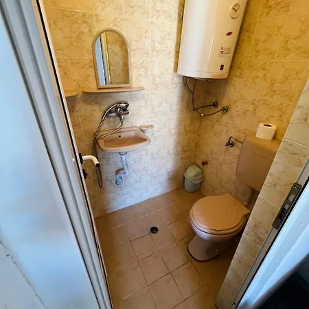 несебър, къща със под наем с баня, тоалетна и тераса само на 400метра от двата плажа в * Nesebyr