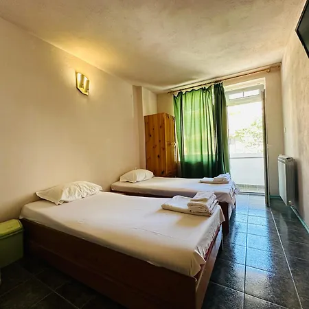 несебър, къща със под наем с баня, тоалетна и тераса само на 400метра от двата плажа в Kwatera prywatna Nesebyr