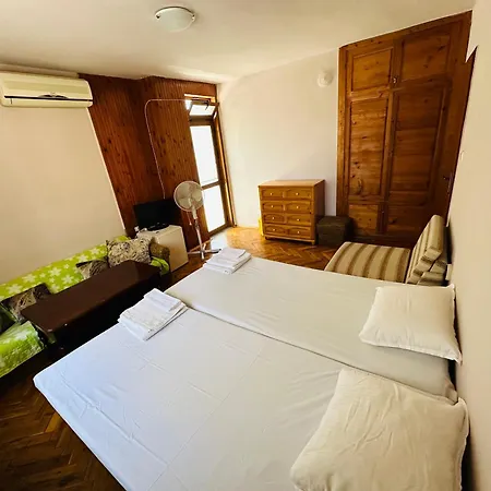 несебър, къща със под наем с баня, тоалетна и тераса само на 400метра от двата плажа в Séjour chez l'habitant Nessebar