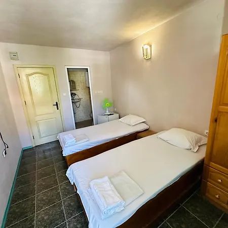 несебър, къща със под наем с баня, тоалетна и тераса само на 400метра от двата плажа в